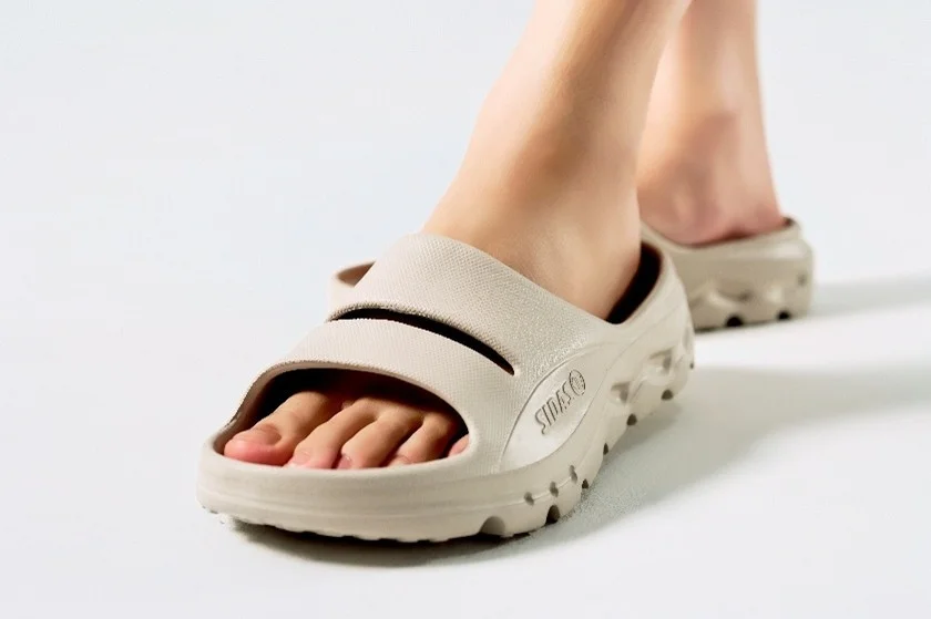 快適そうなベージュ色のスライドサンダル