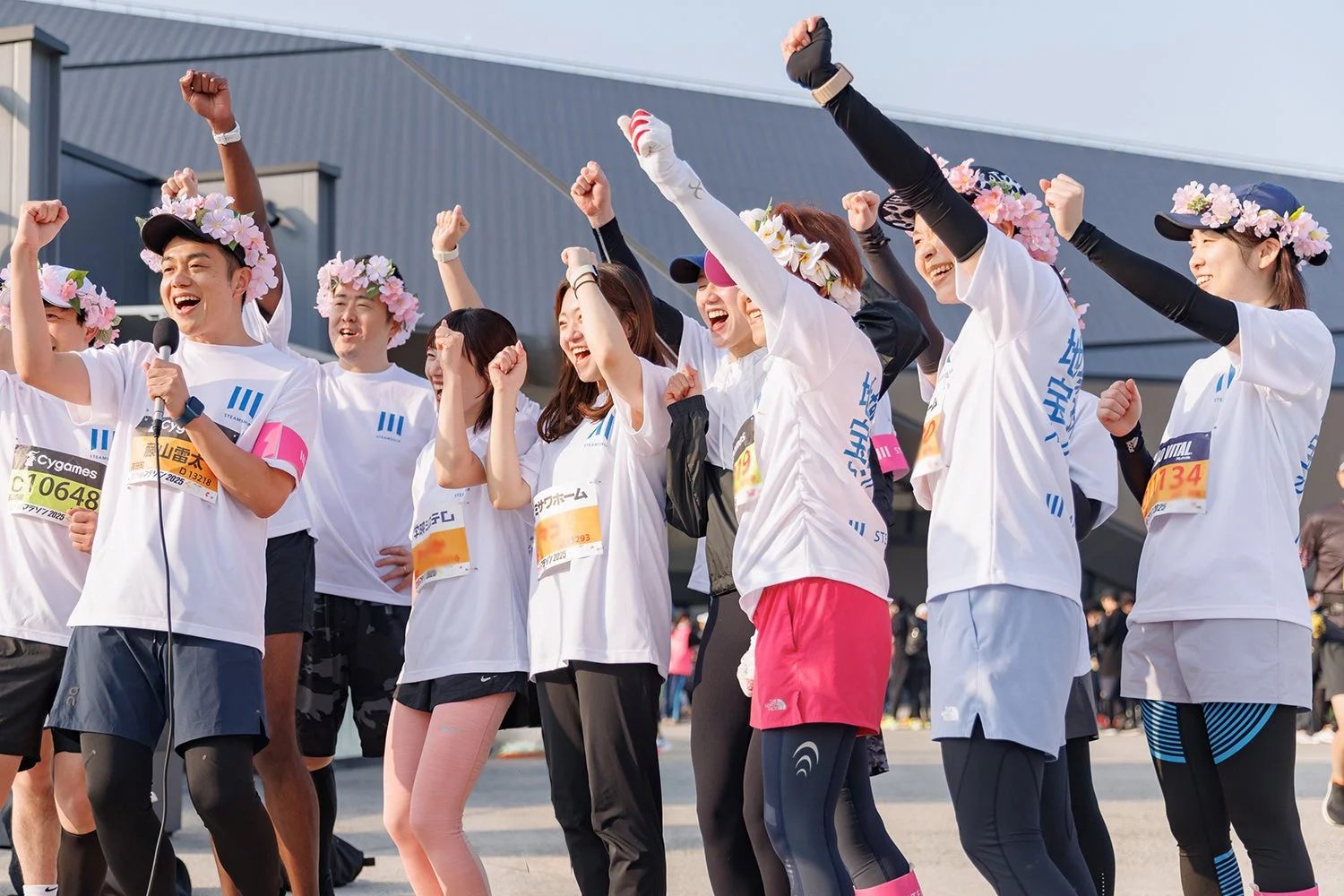 笑顔で拳を突き上げるランナーたち