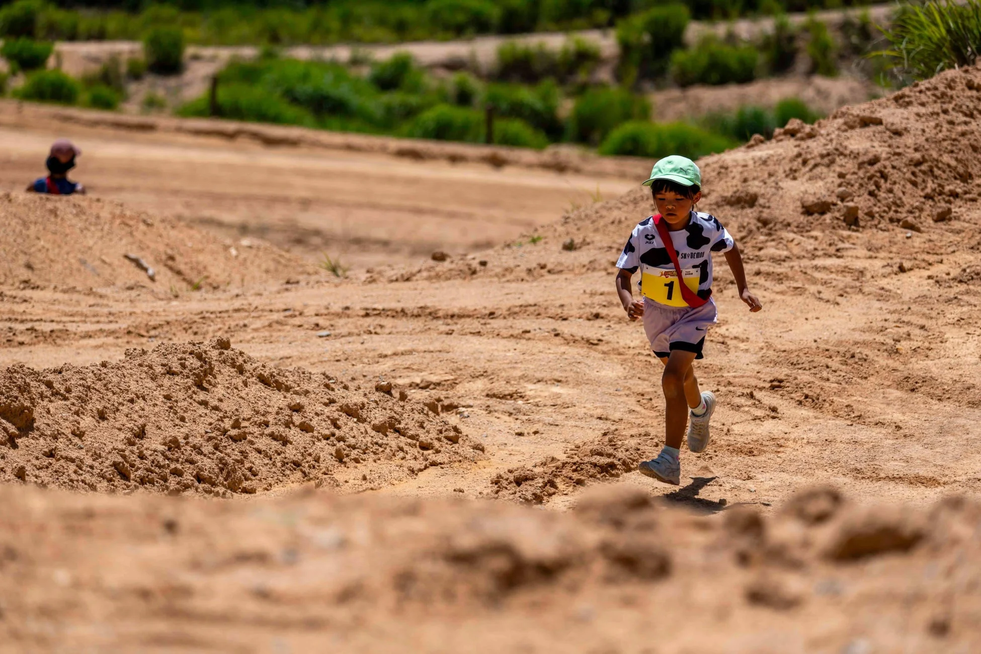 トレイルを走る少年
