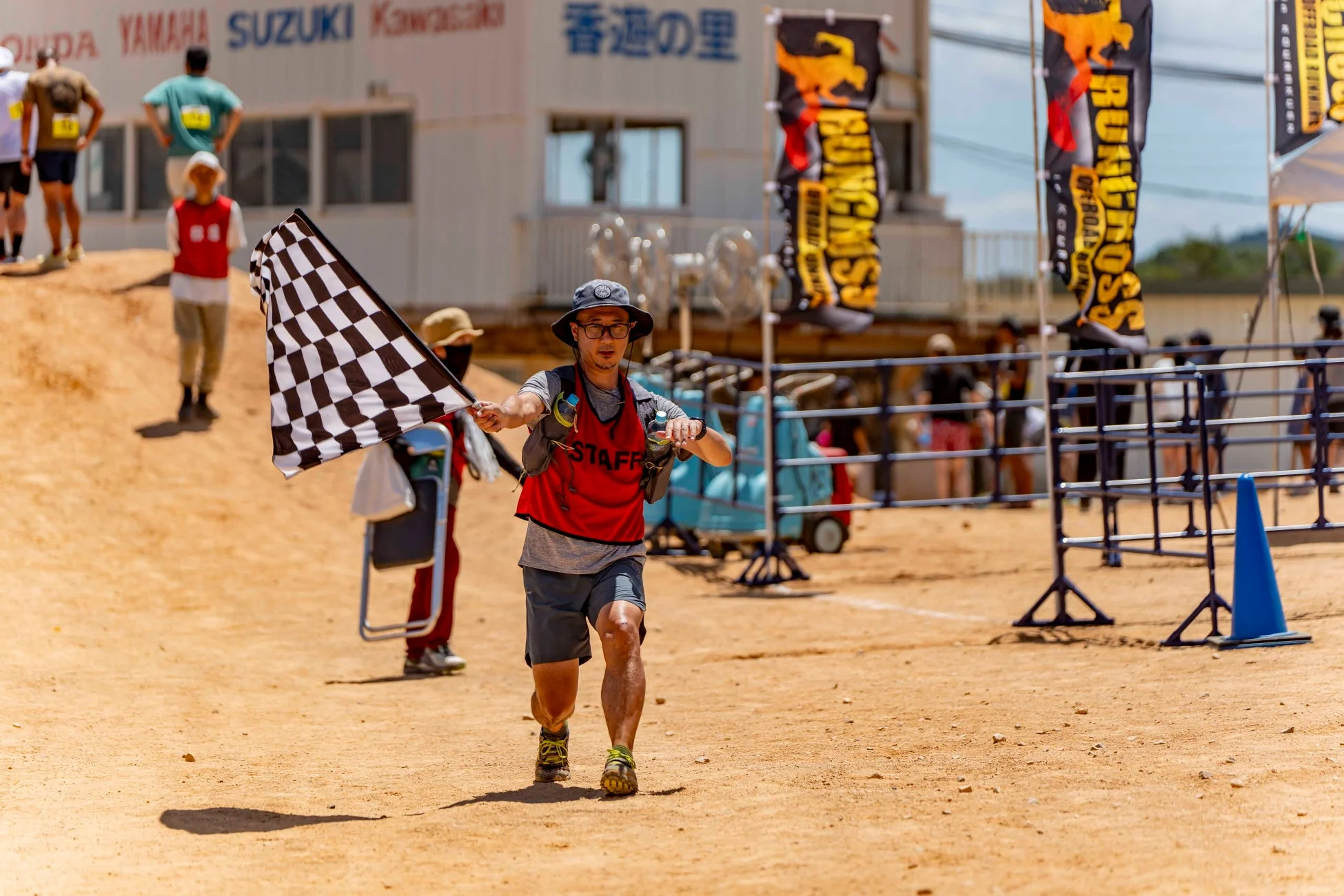 スタッフとチェッカーフラッグ