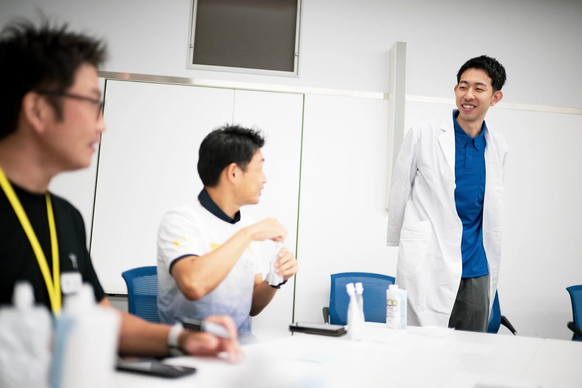 会議室で打ち合わせをする様子