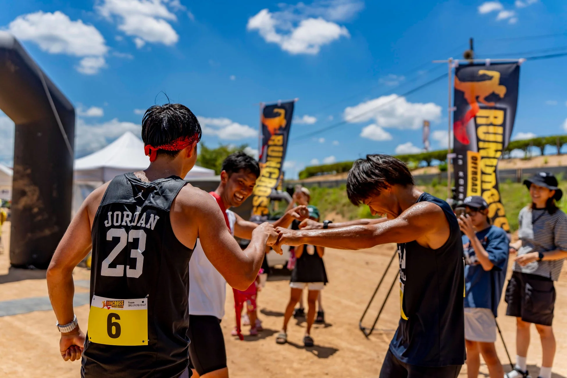 チームの健闘を称え合う