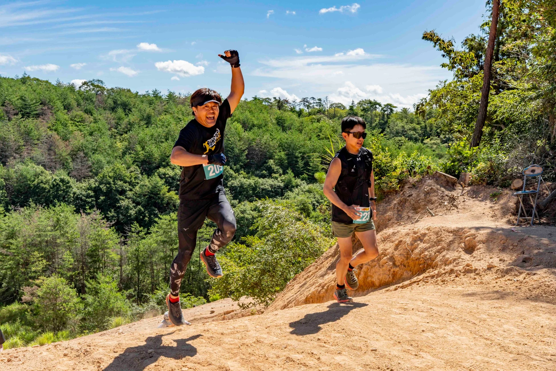 ジャンプするランナー