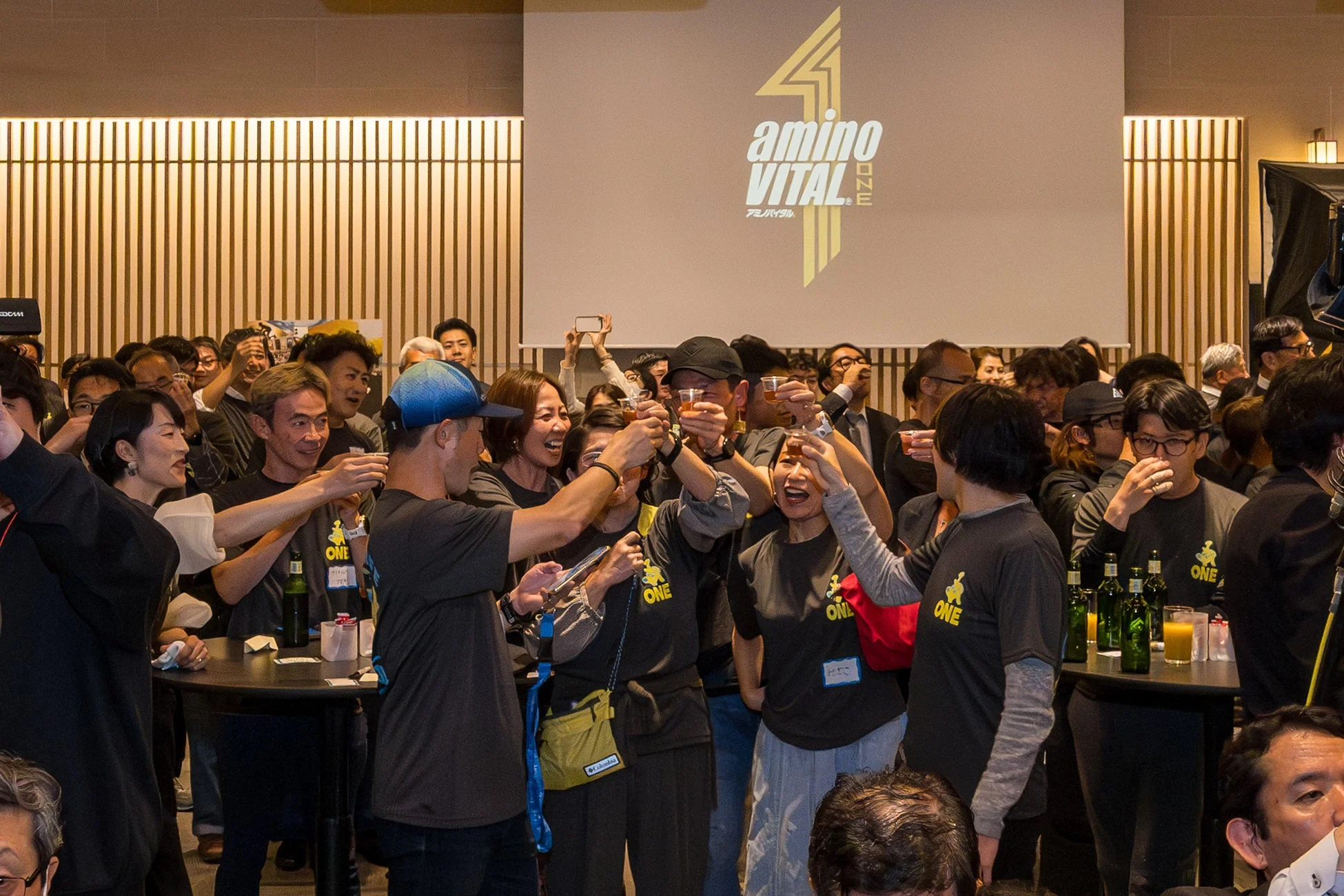 乾杯するイベント参加者