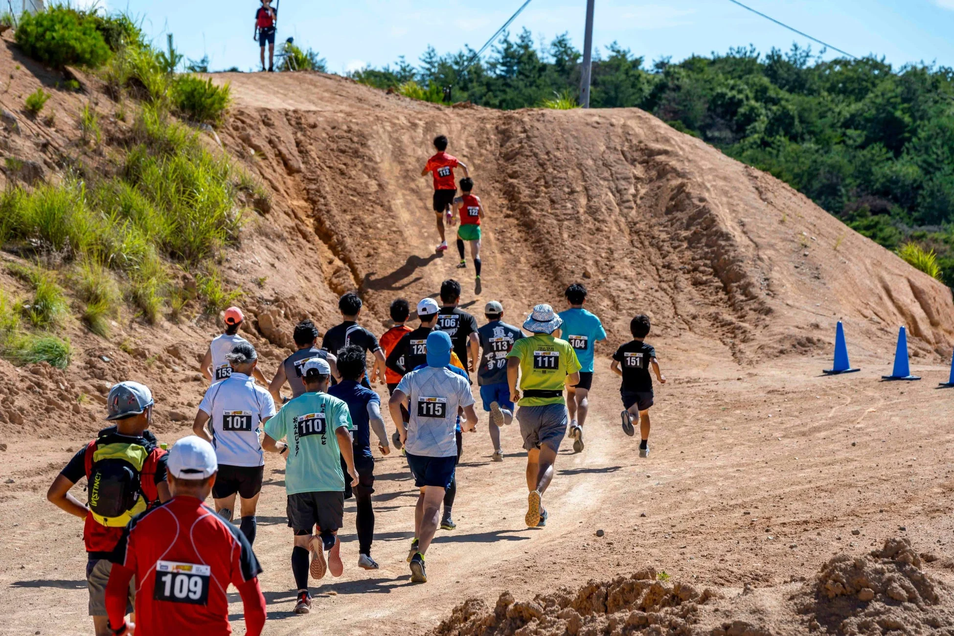 トレイルランナーが坂を登る