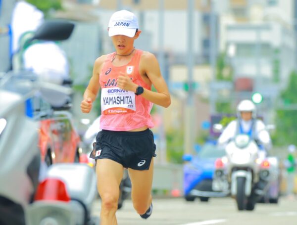 【#アジア大会】
■男子マラソン
▶笑うのは頂に立ってからでいい 🥇山下一貴(三菱重工)2:10:49 2㎞で見た時に確信した。優勝しか考えていないんだと。走りから信念を感じる。帽子を深く被り、視線を落とし、無駄な動きは一切ない。☺が取上げられがちだが、勝負師としての一面も兼ね備えている。