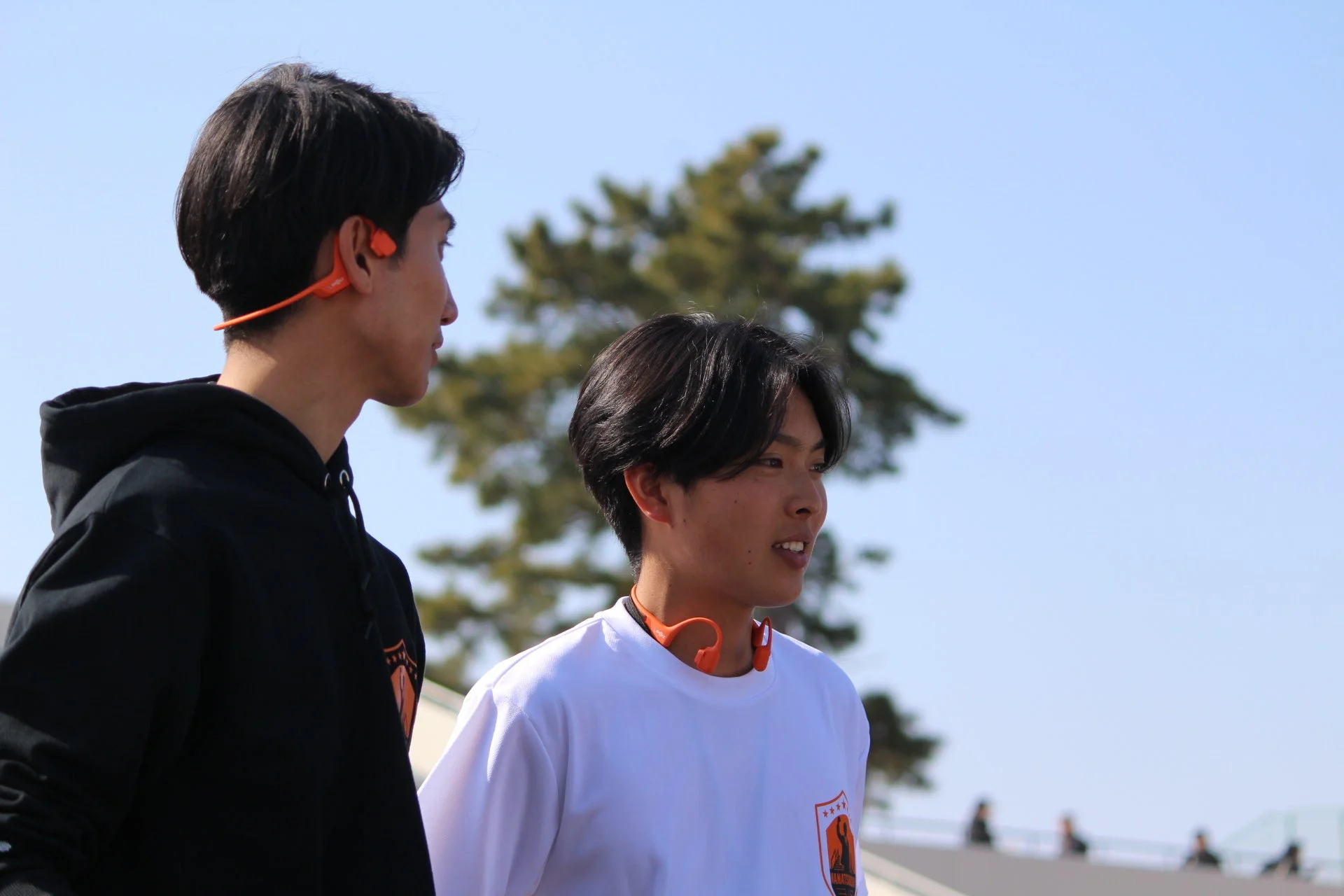 イヤホンを装着した男性