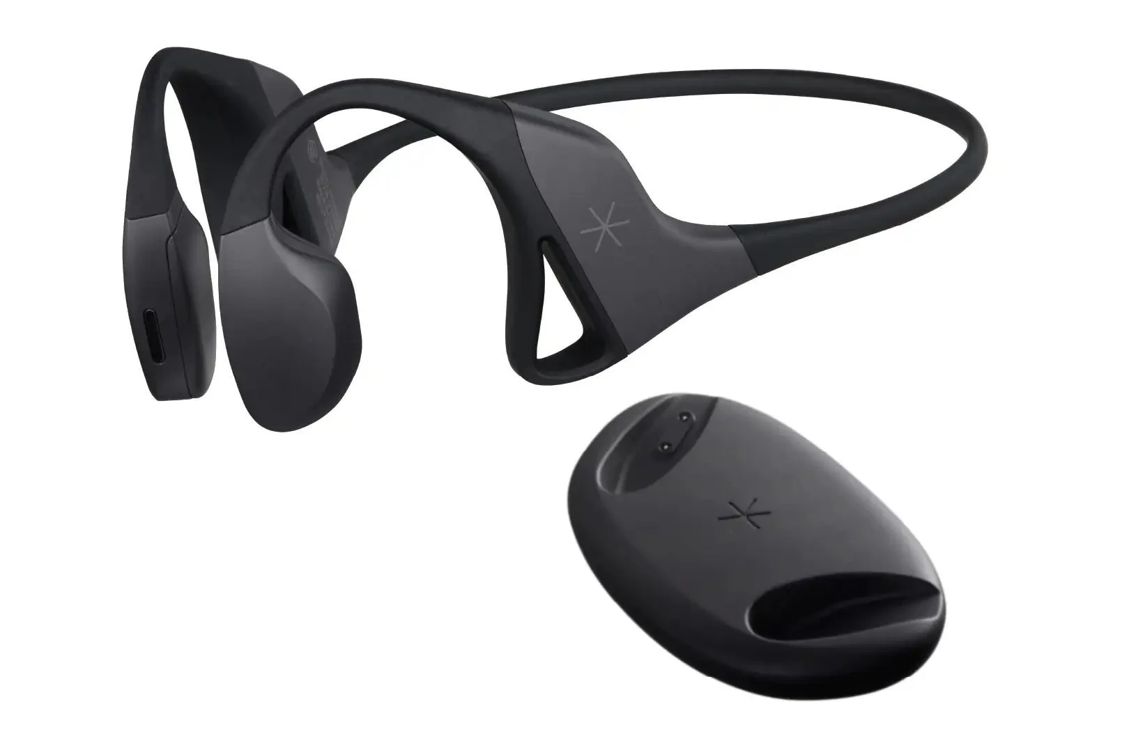 白い背景に、黒い骨伝導ヘッドホンと専用の充電ケースが写っています。スポーツや日常使いに適したワイヤレスオーディオ機器で、シンプルなデザインです。