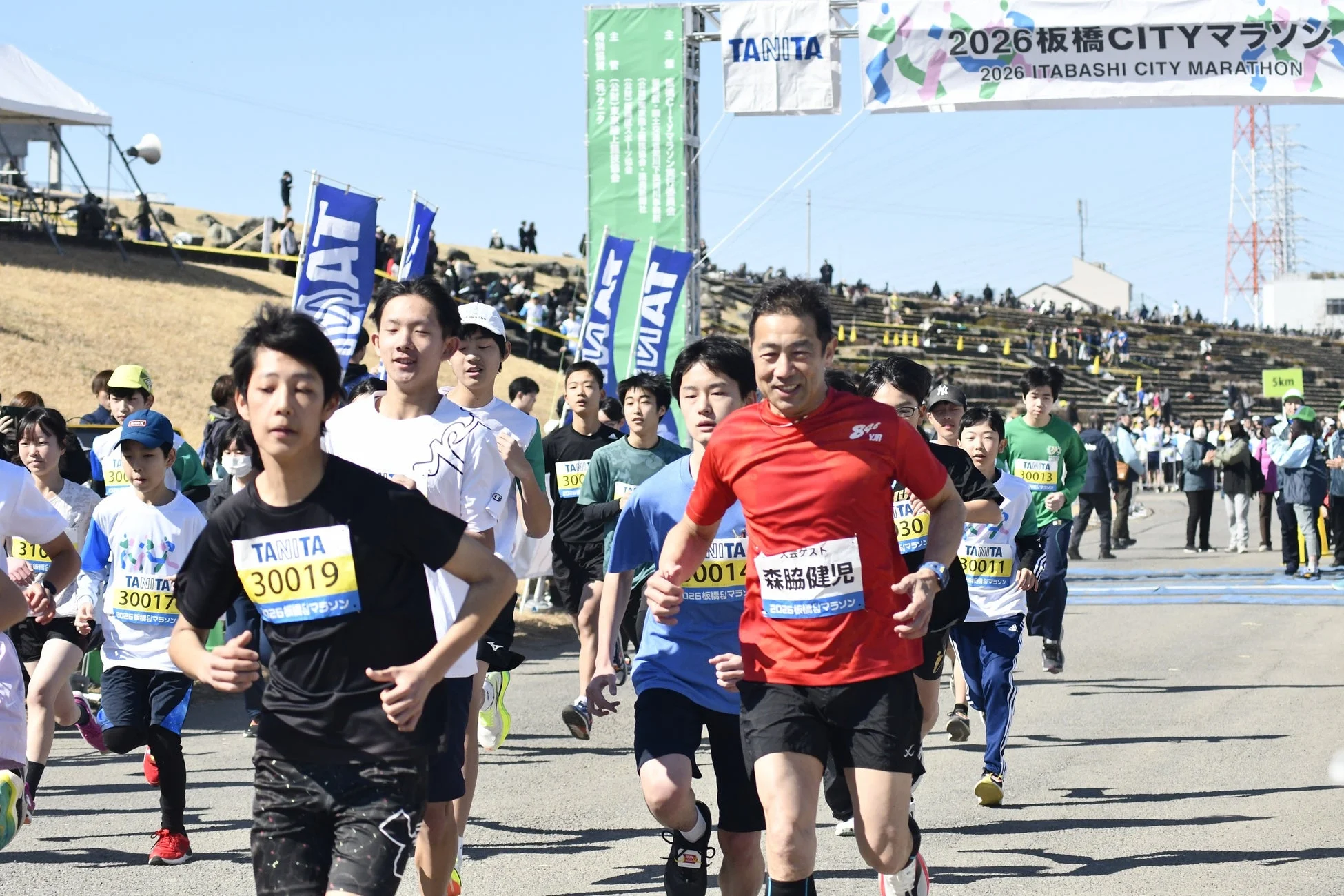 晴れた日に開催された「2026板橋CITYマラソン」で、多くのランナーが力走している様子