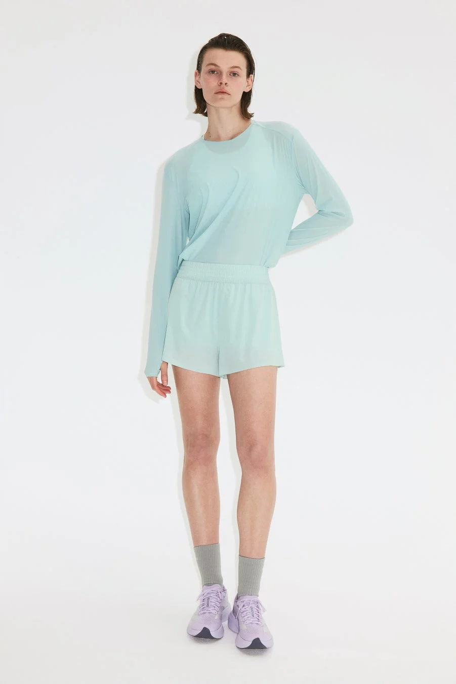 水色の長袖トップスとショートパンツのセットアップ