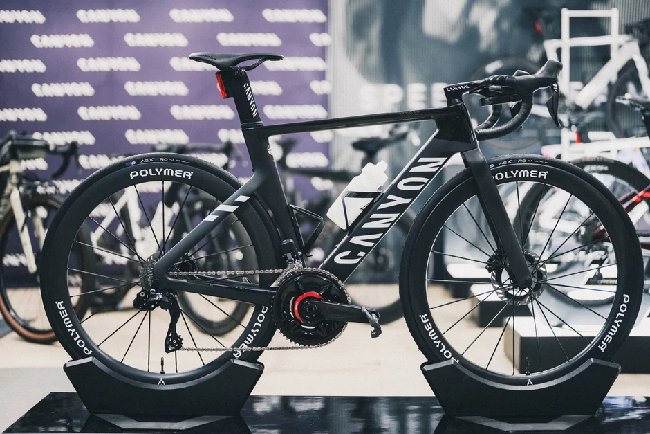 黒いCANYON製ロードバイクが展示されています。