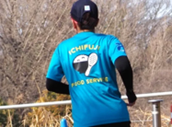 ICHIFUJI FOOD SERVICES Tシャツの後ろ姿