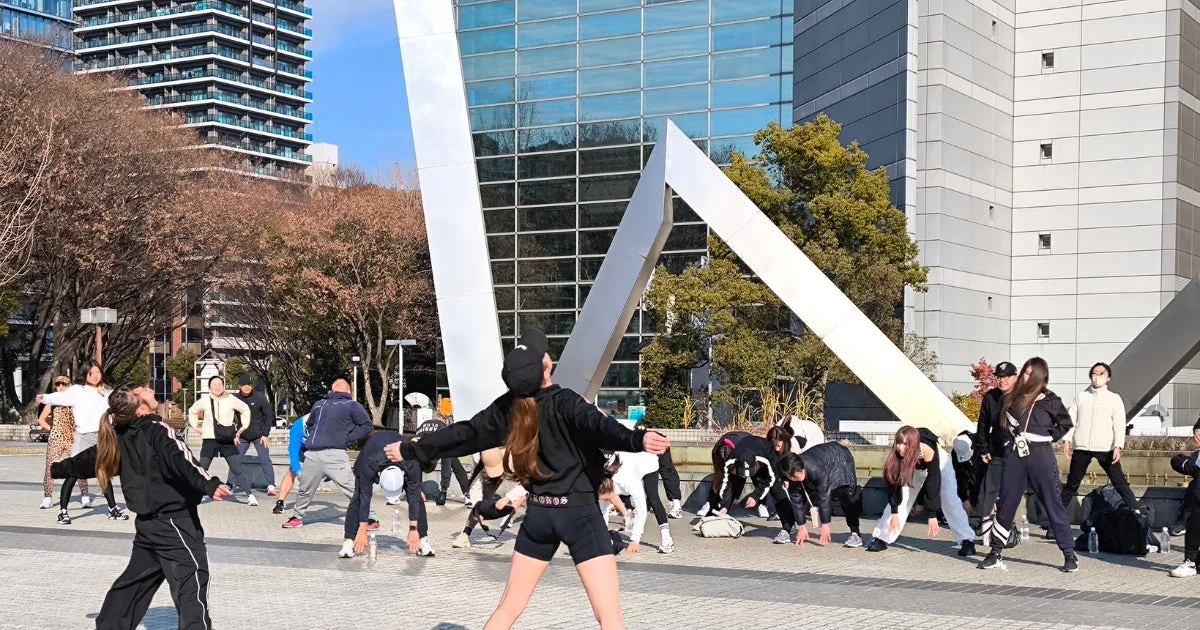 広場でグループが活動している様子