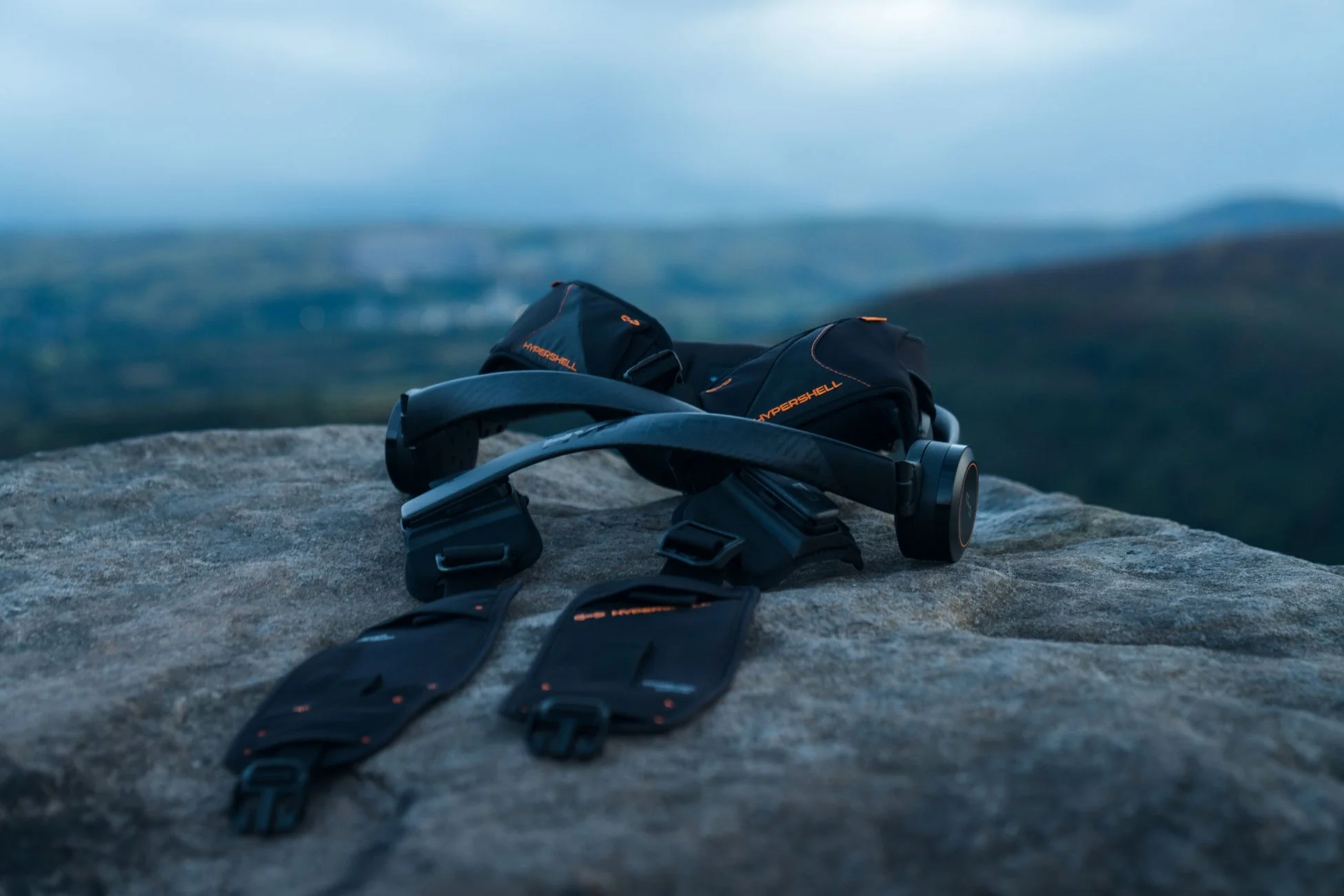 岩の上に置かれたデバイス