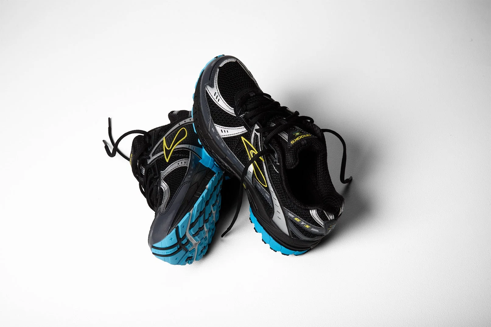 黒と青を基調としたAdrenaline GTS 10