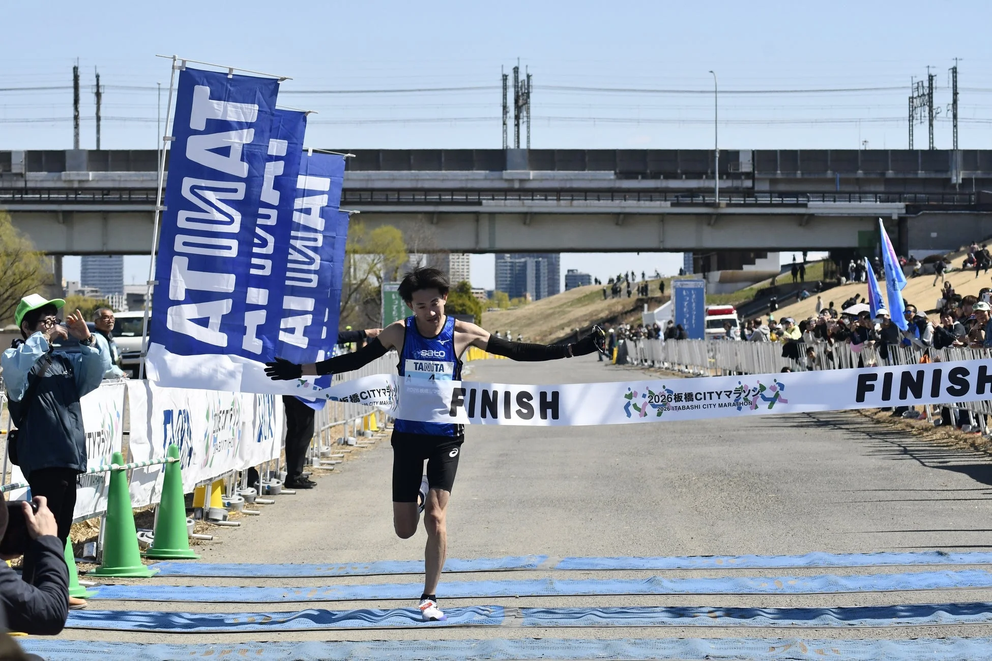 マラソンランナーが「2026板橋CITYマラソン」のフィニッシュラインを駆け抜けている