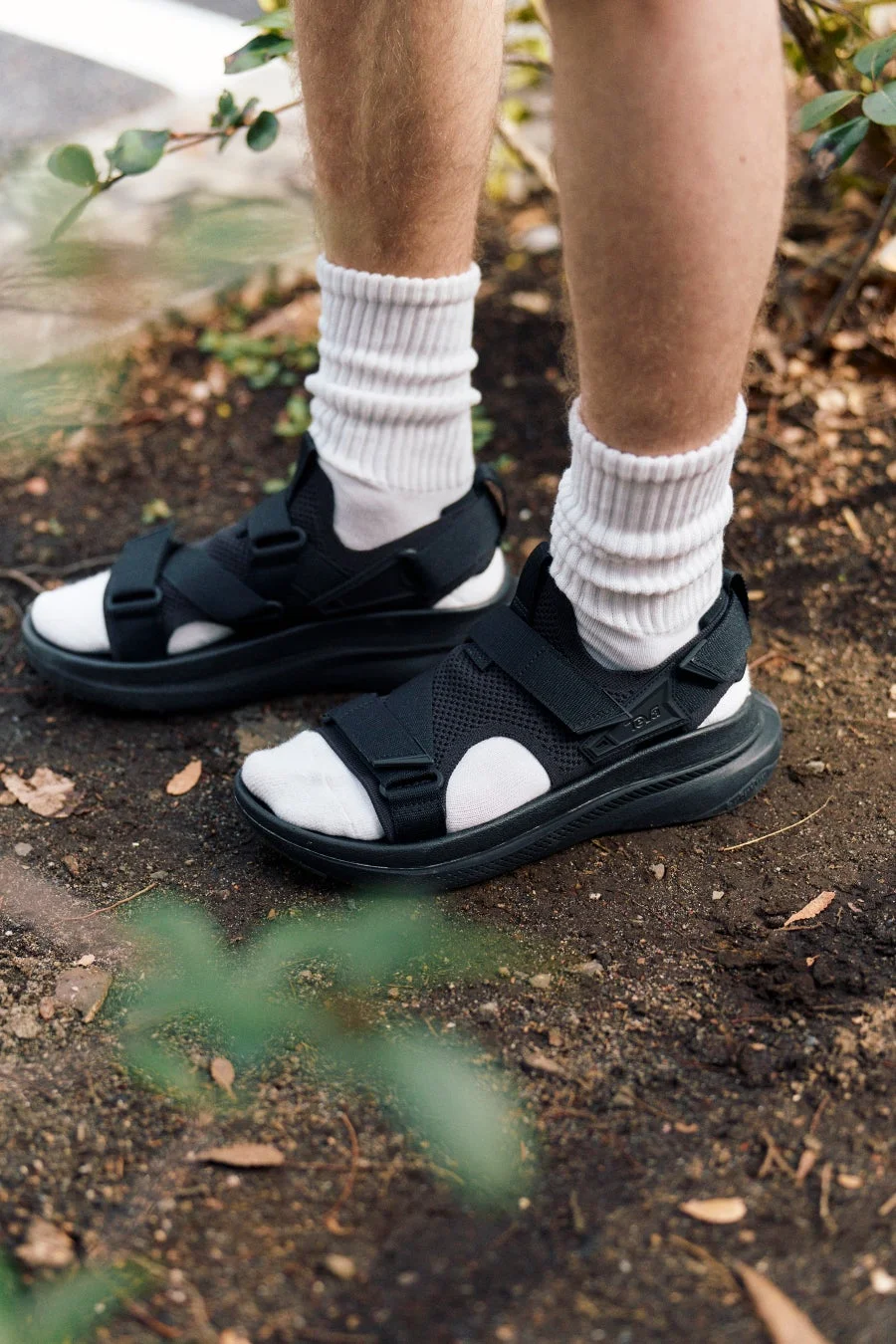 白い靴下と黒いサンダル