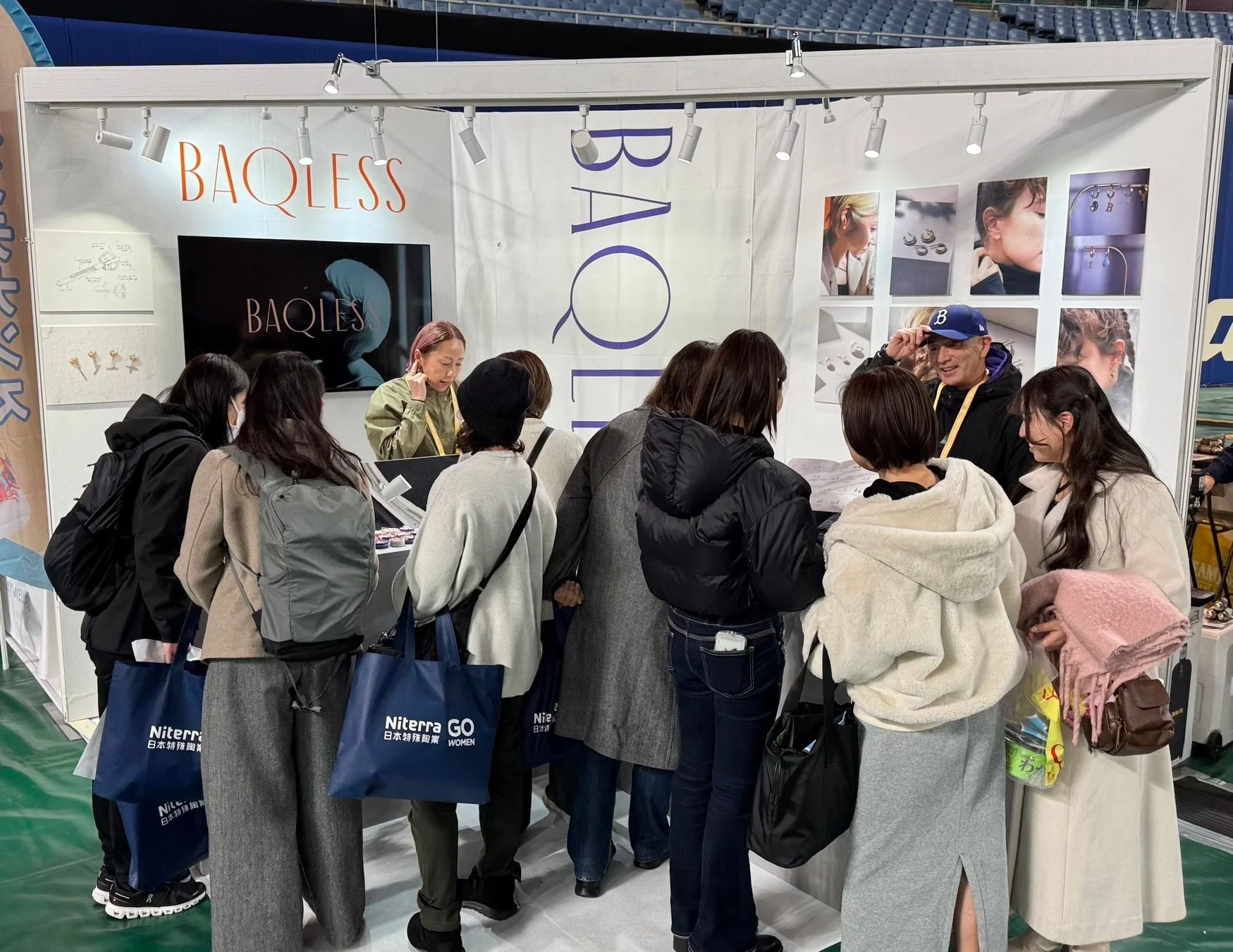 多くの人々で賑わうブース