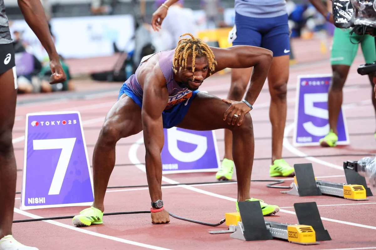 スターティングブロックの近くでスタート体勢に入るノア・ライルズ選手