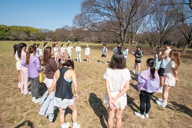 公園でグループで集まる人々