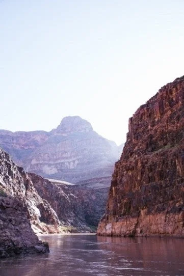 雄大な渓谷を流れる川の風景