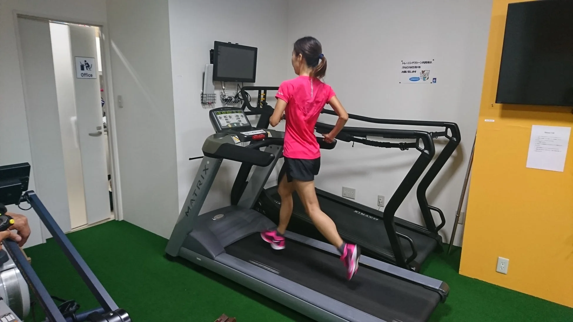 女性がトレッドミルでランニング