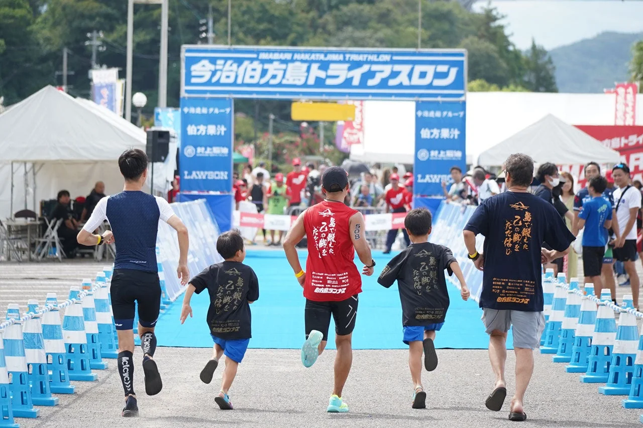 今治伯方島トライアスロンのゴールゲートに向かって走る参加者