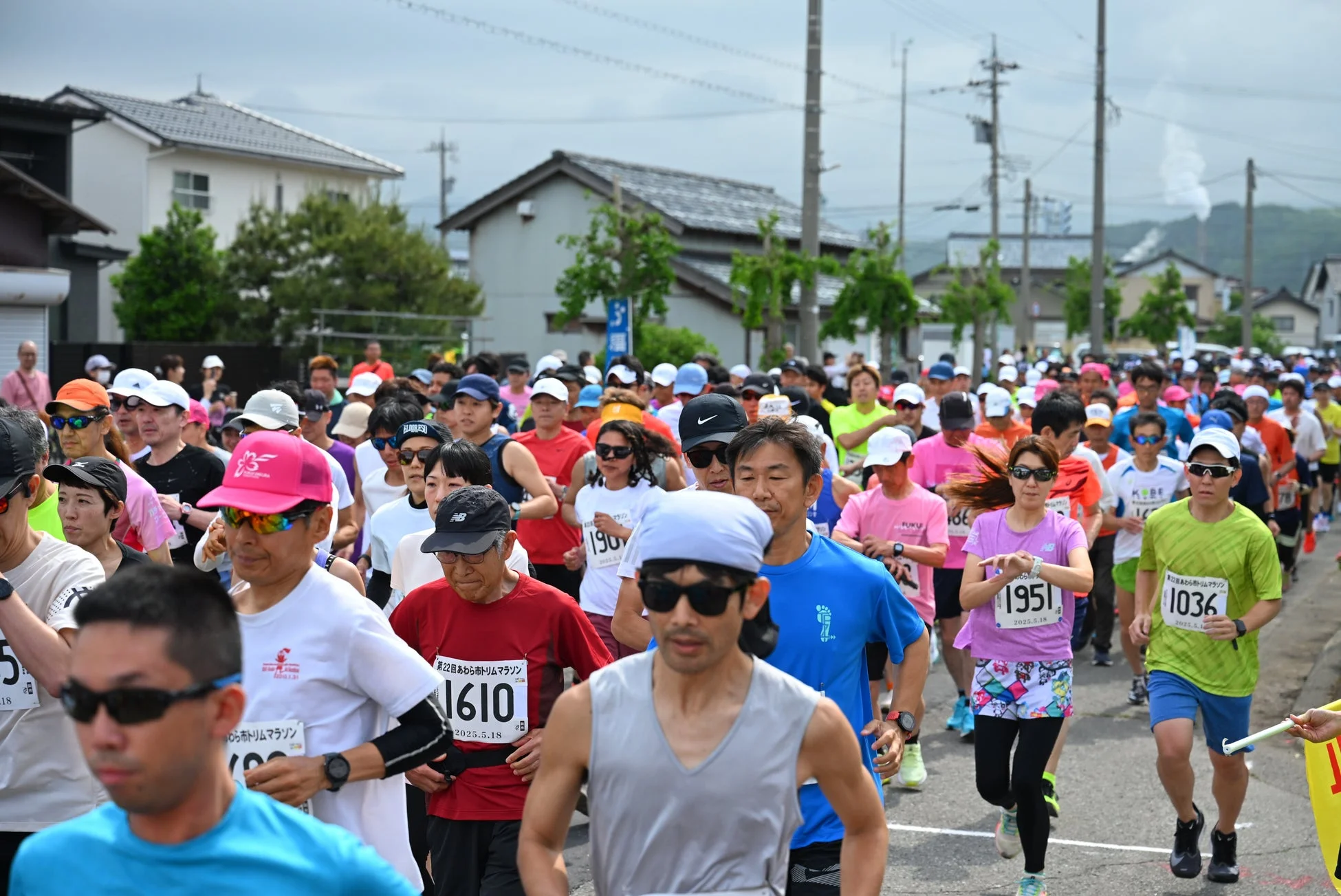 多くのランナーが街中を走る様子