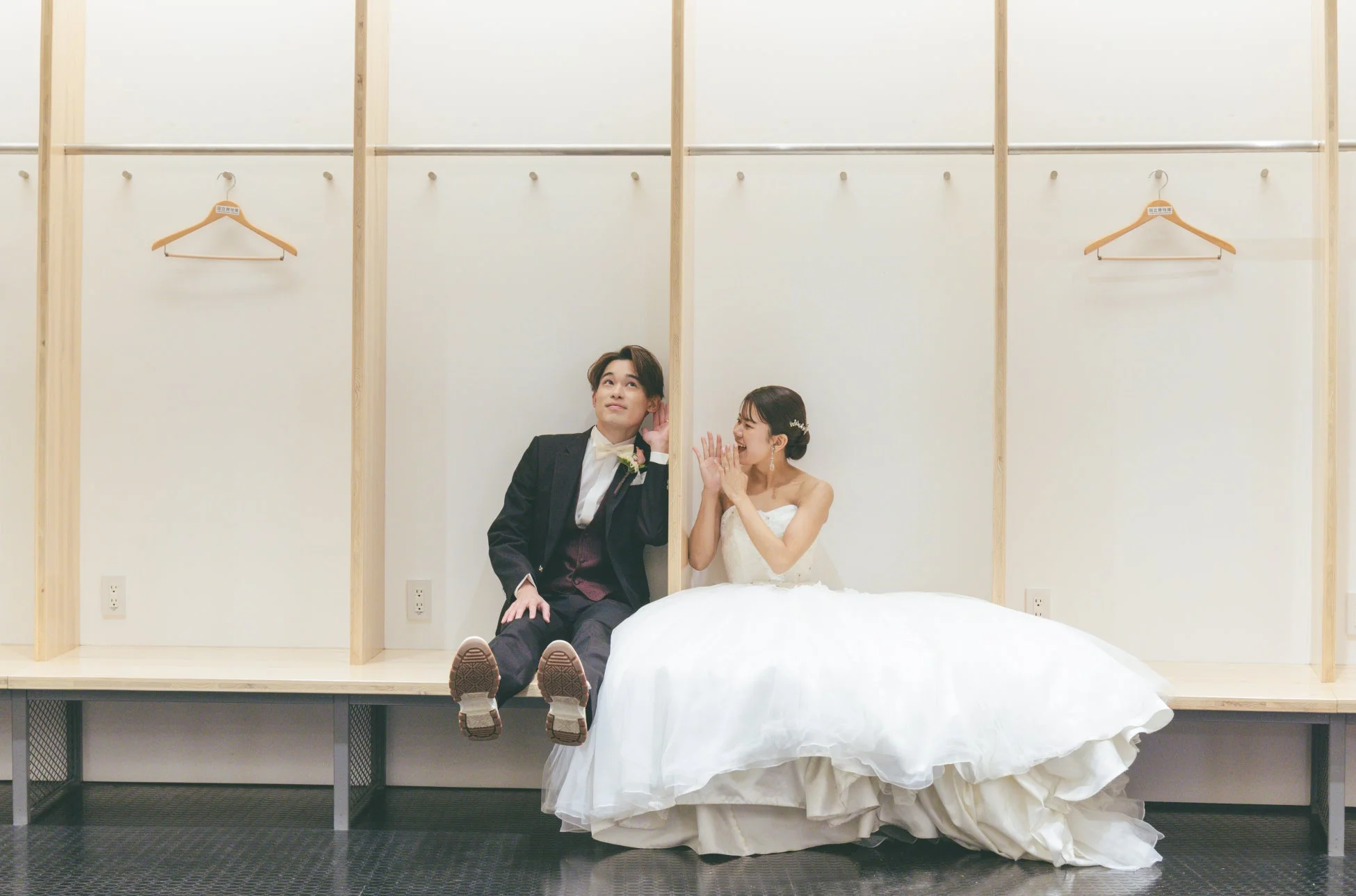 ロッカールームでのウェディングフォト