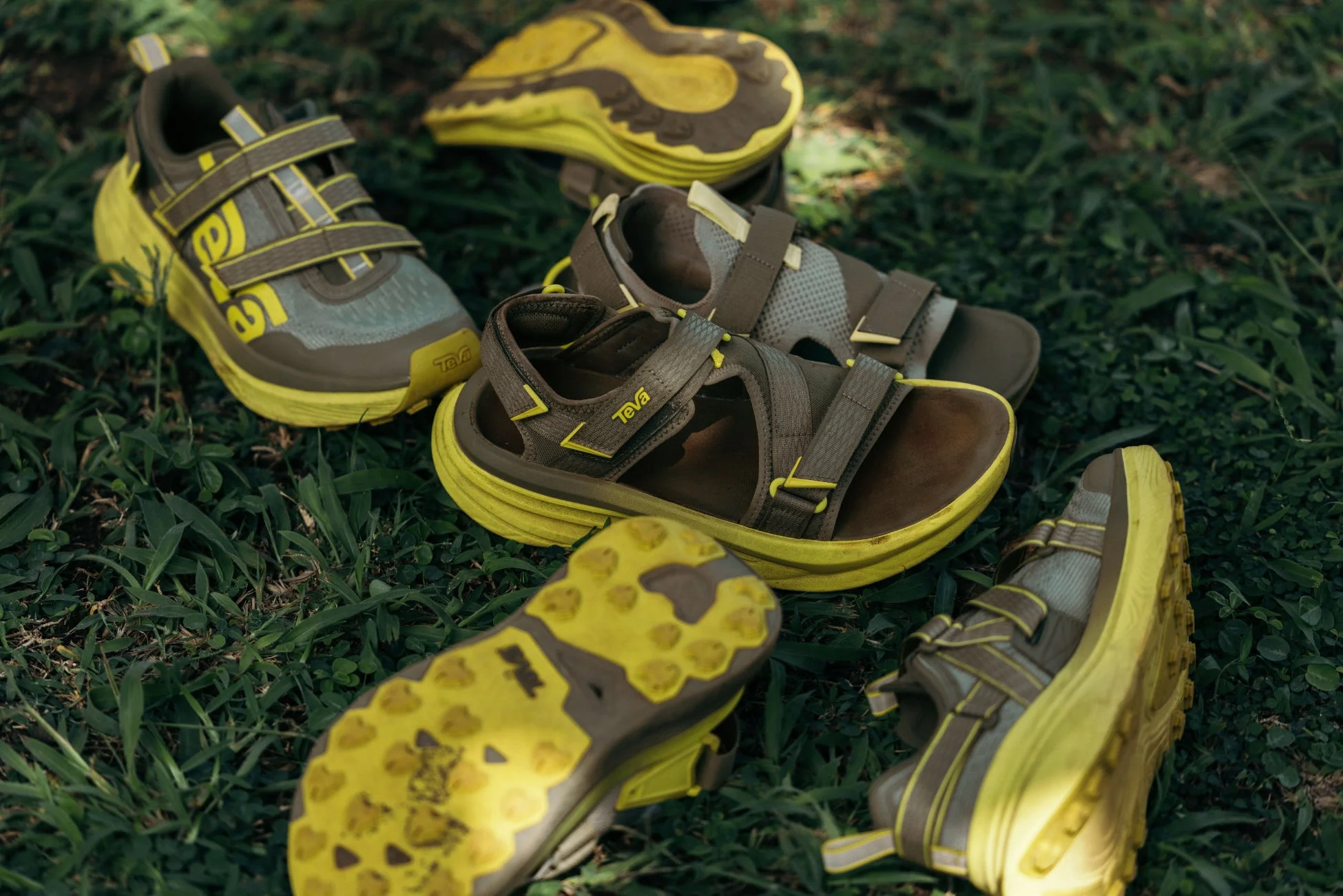 複数のTevaサンダル