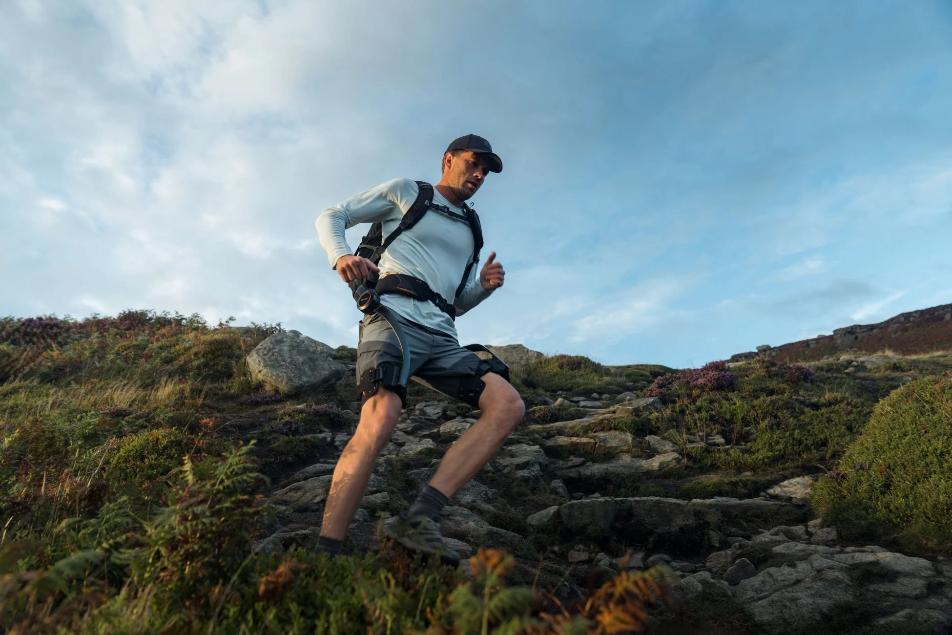 山道を登る男性
