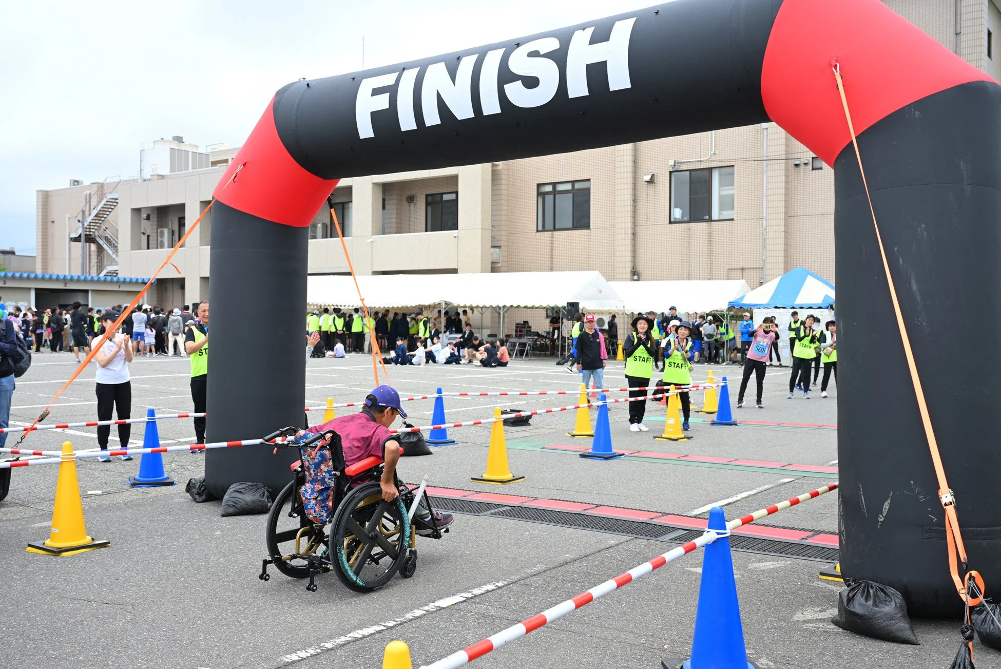 車椅子でフィニッシュラインを越える参加者