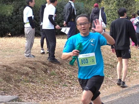 マラソンで走る男性