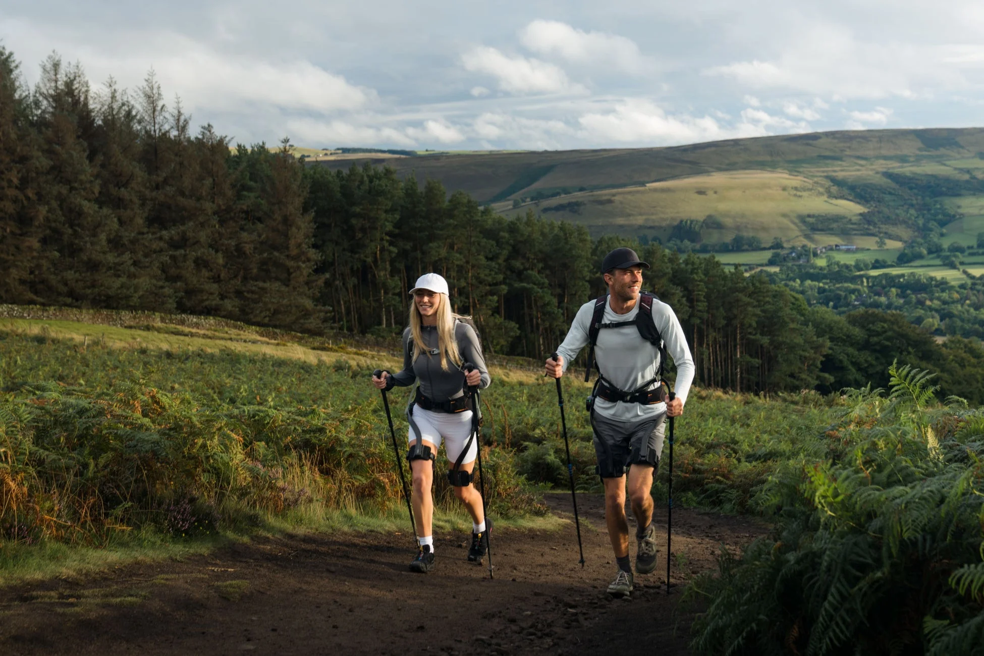 ハイキング中の男女