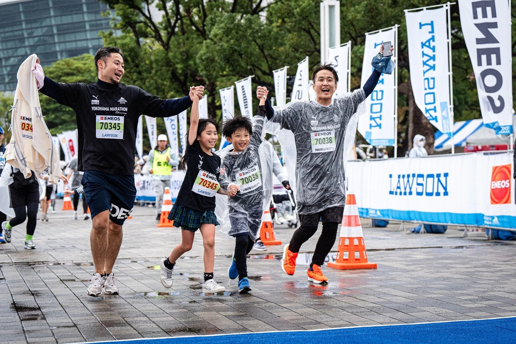 雨の中、ゴールに向かう家族