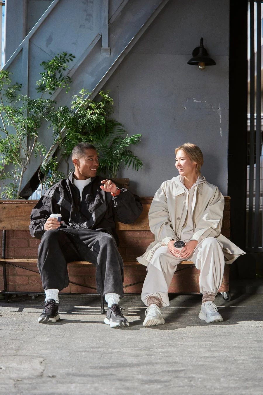 ベンチで会話する男女