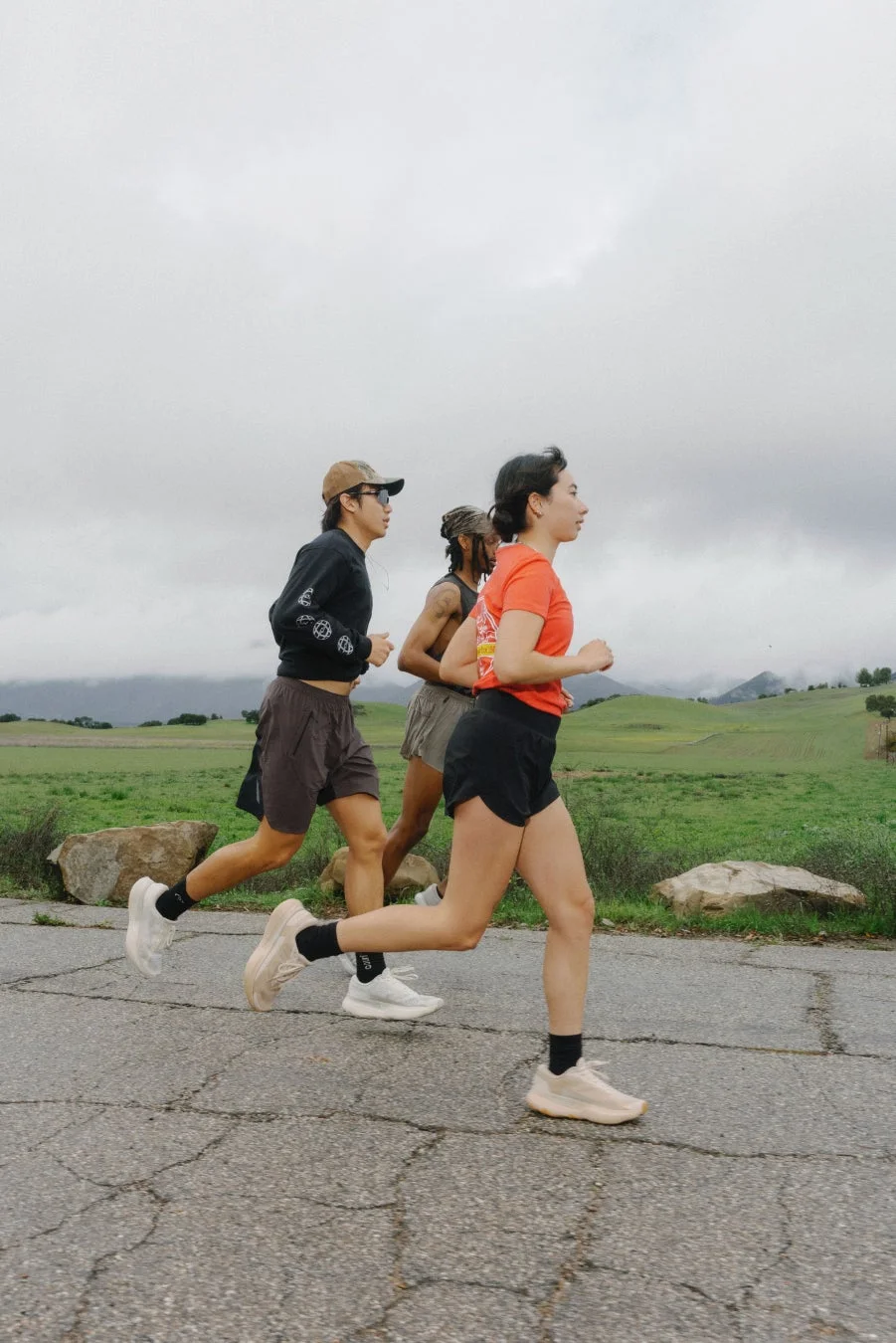 屋外をジョギングする3人