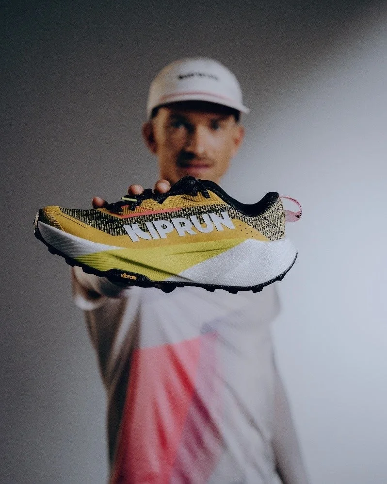 KIPRUNのランニングシューズを持つマチュー・ブランシャール選手