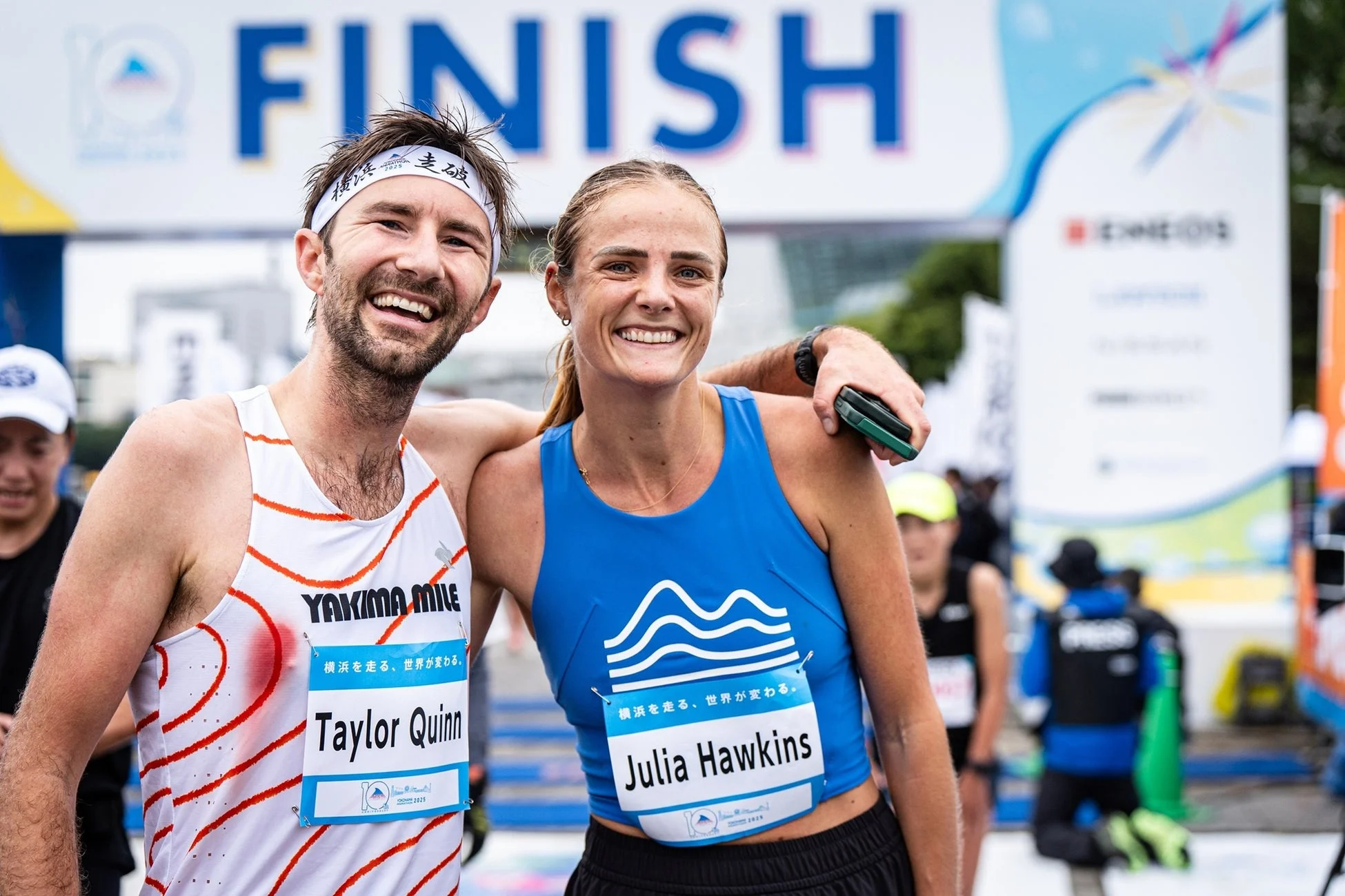 フィニッシュゲートで喜ぶランナー