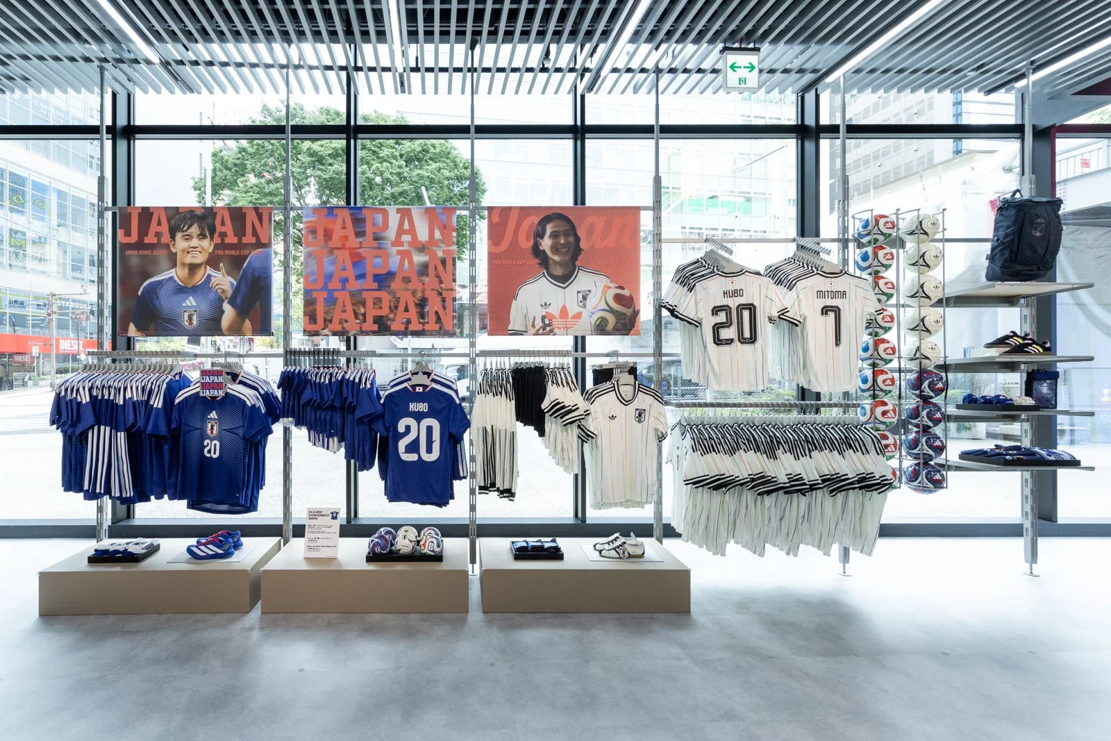 サッカー日本代表ユニフォームディスプレイ