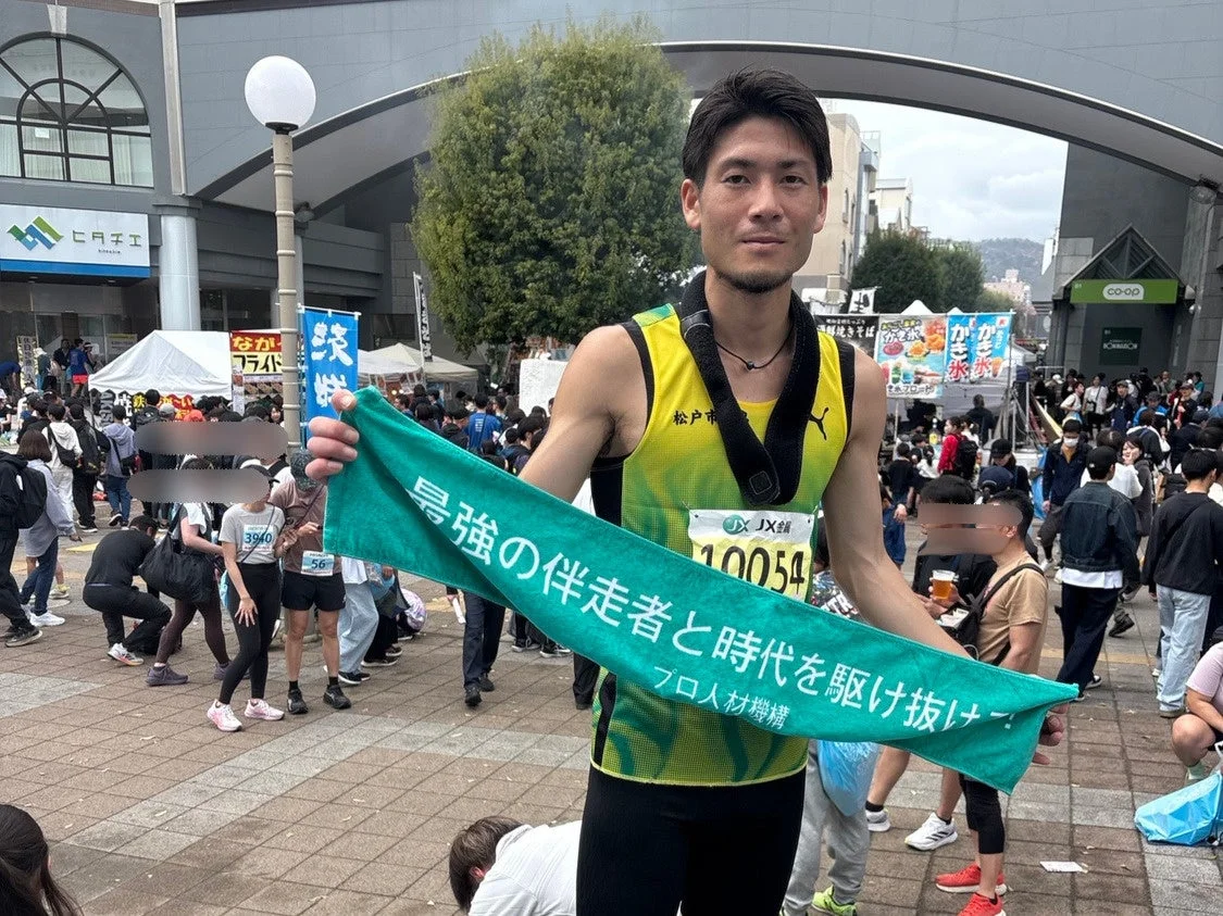 マラソン、ランナー、スポーツイベント、街中、大会、男性、タオル、ゼッケン、群衆、日本
