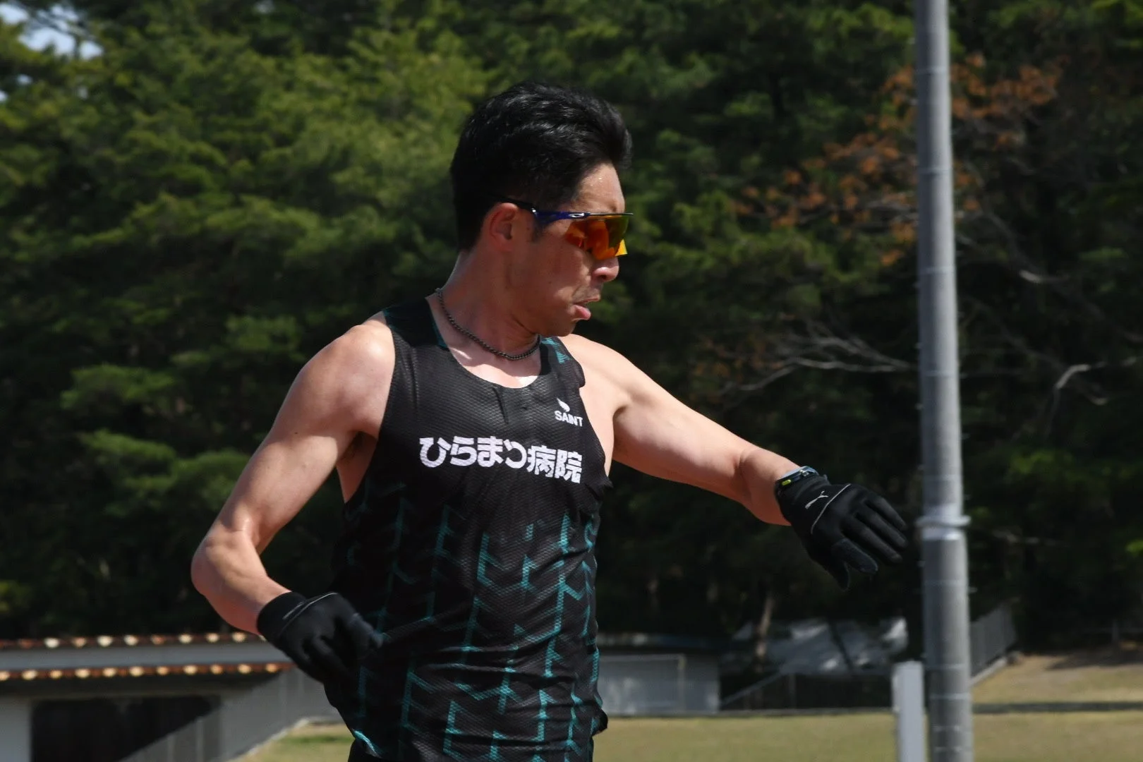 VICTORY GREENユニフォームを着用して走る選手