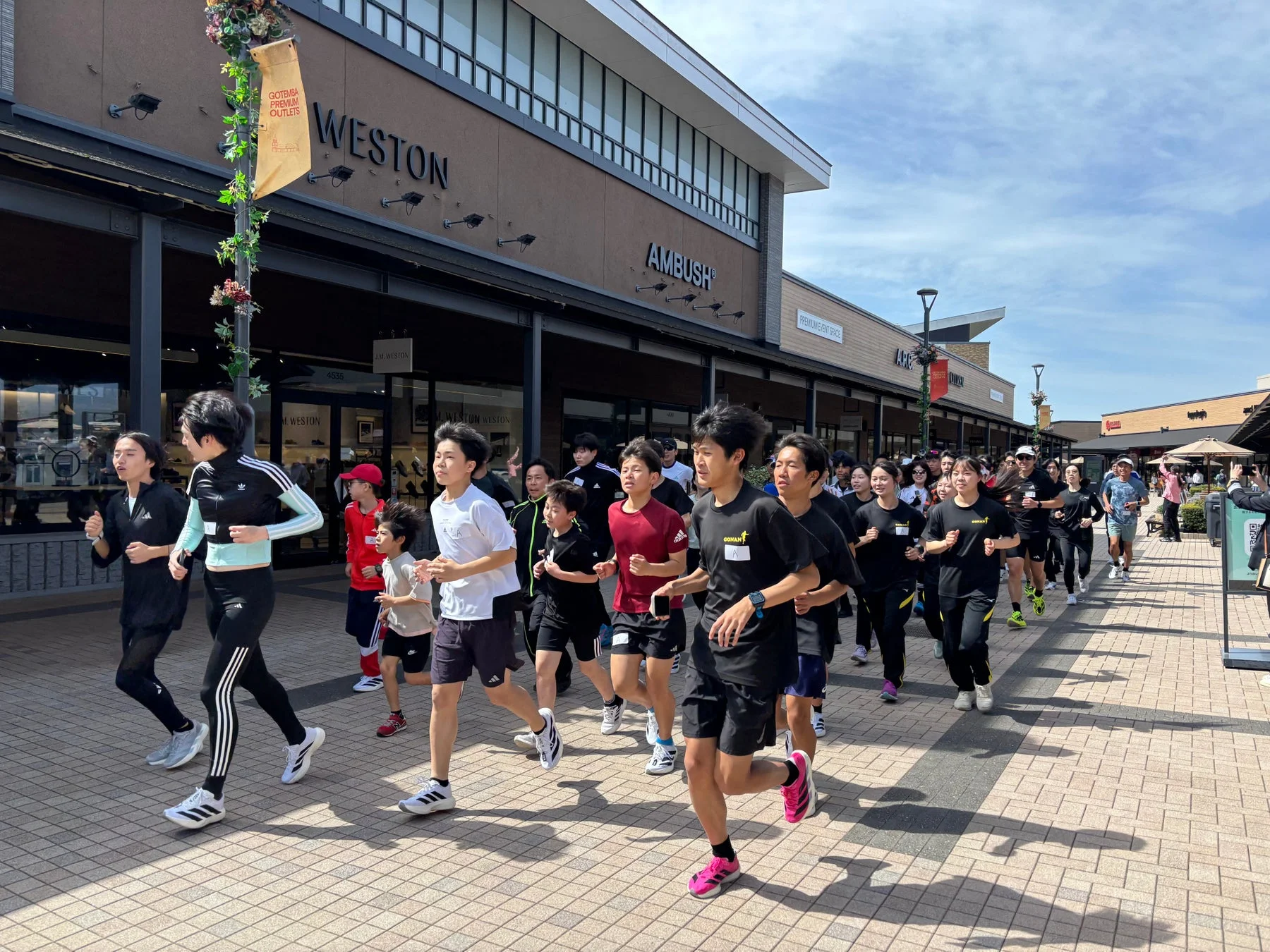アウトレットモールを走る参加者たち