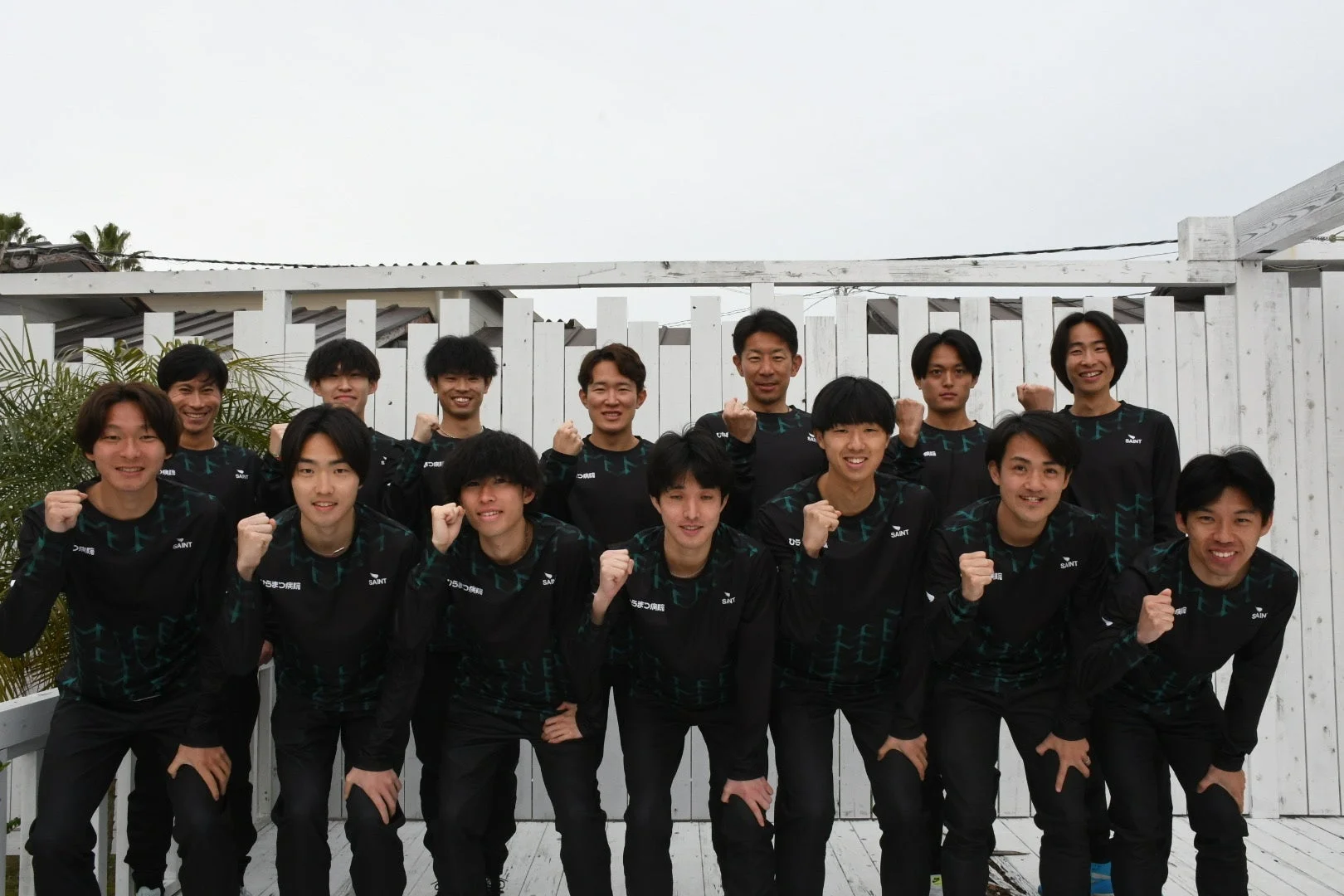 SA1NTのユニフォームを着用したひらまつ病院陸上部の集合写真