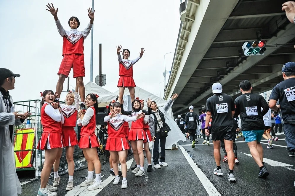 チアリーダーがランナーを応援する様子