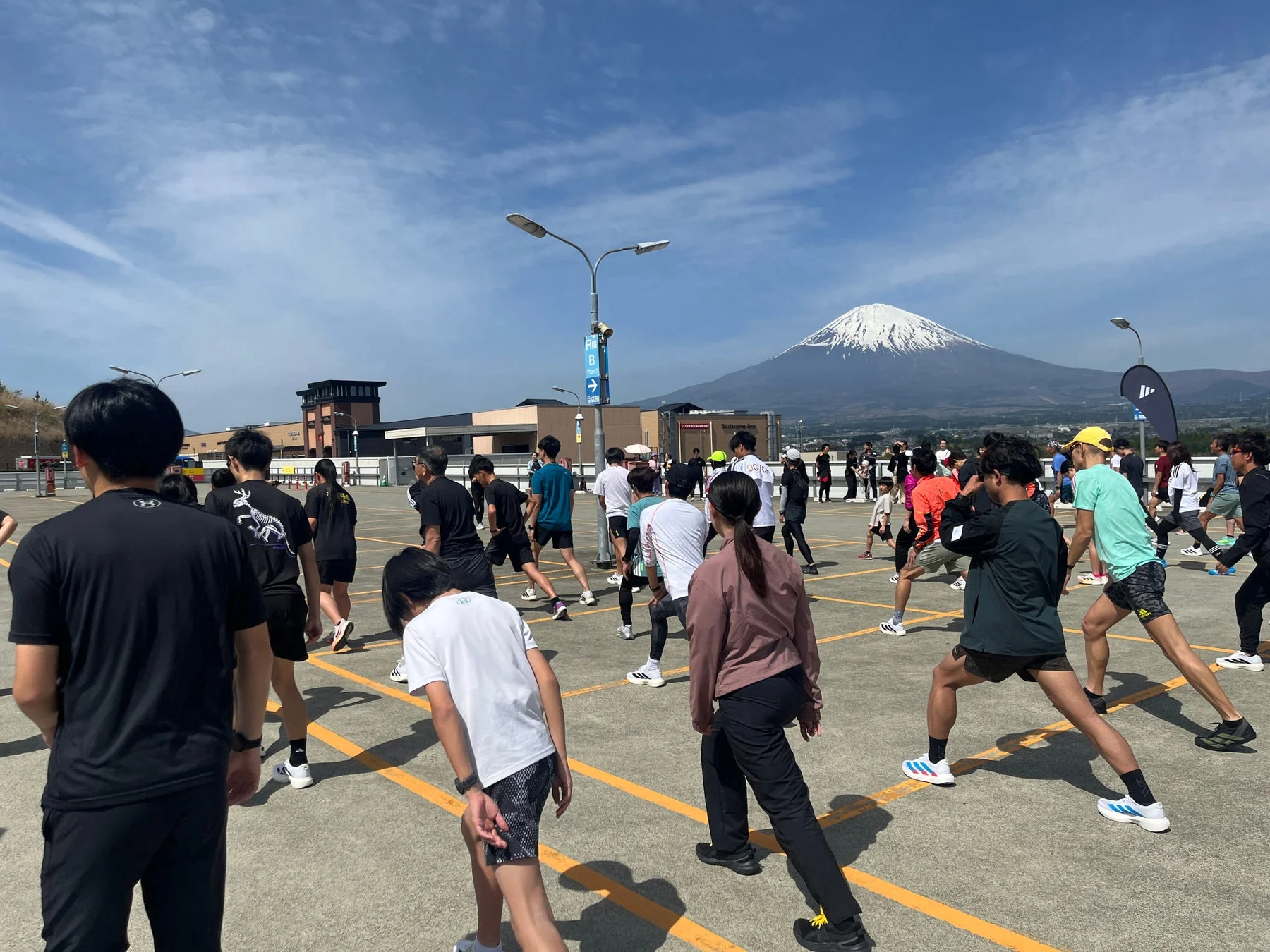 屋外でストレッチを行う参加者