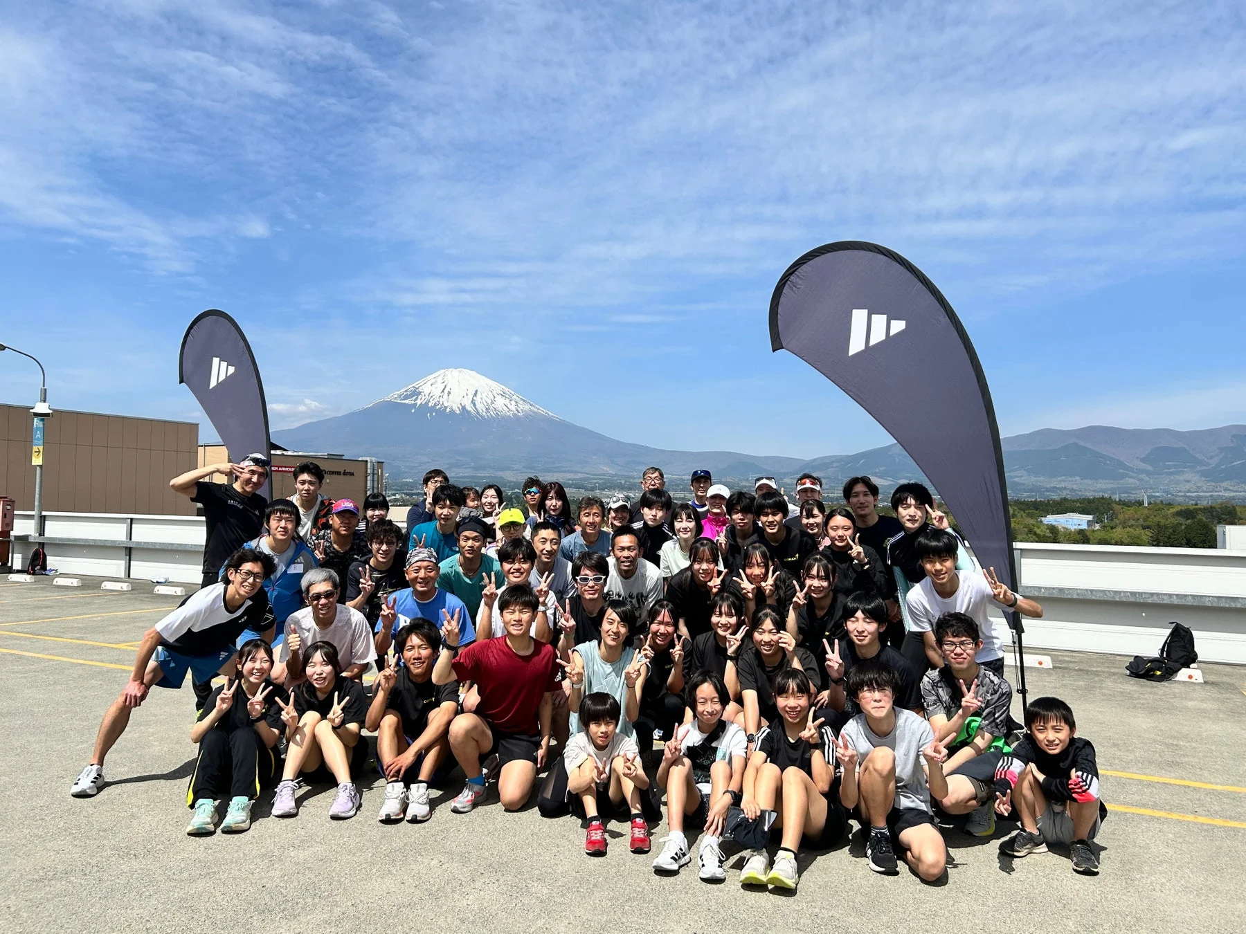 富士山を背景に集合写真