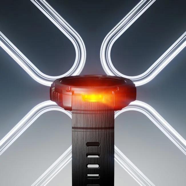 オレンジ色の光を放つ黒いスマートウォッチ
