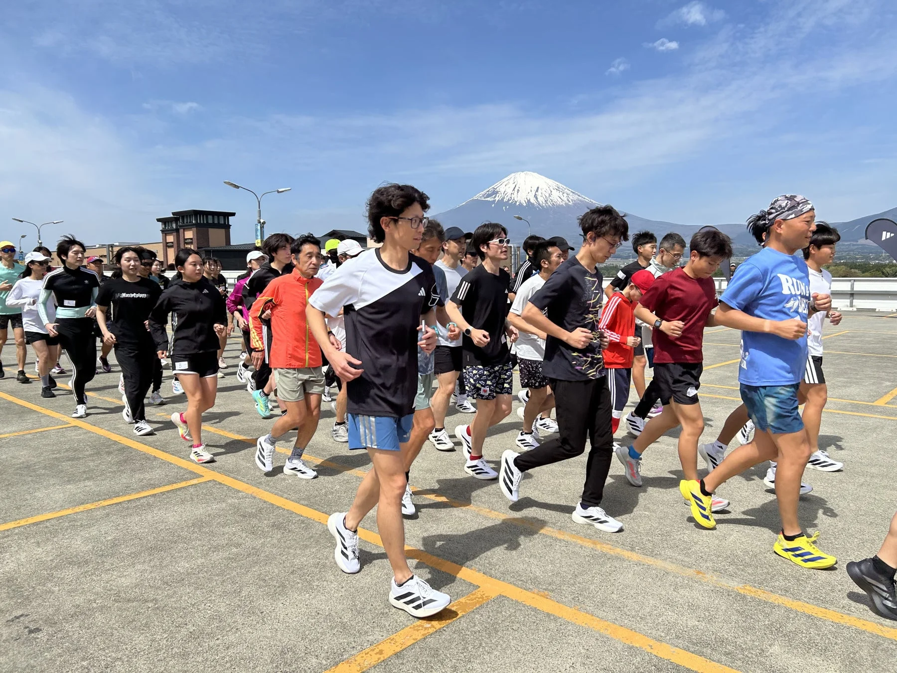 富士山を背景にランニングを楽しむ人々