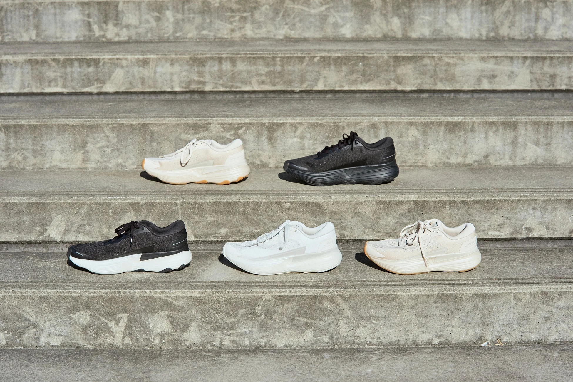 複数のランニングシューズが並べられた画像